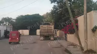 Poste de Telmex a punto de caer pone en riesgo a niños de kínder en Sabancuy