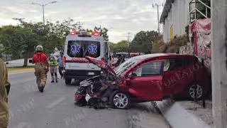 Mujer estrella su auto contra un poste de la CFE en Campeche; acompañante resulta lesionado