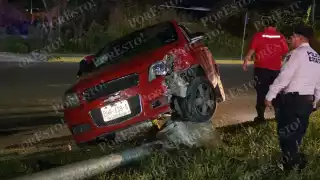 Conductor se duerme al volante y derriba poste en la Avenida Ejército Mexicano