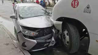 Conductor de camión urbano genera aparatoso accidente, tras impactar a 2 autos en Ciudad del Carmen