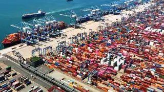 China impone tarifa portuaria especial a buques de EU: responde a sanción comercial de Washington