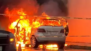 Llamas consumen un automóvil al Norte de Mérida