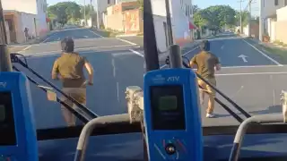   GTA Yucatán: Hombre en aparente estado inconveniente corre delante de un Va y Ven en Mérida   