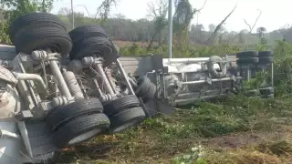Tractocamión vuelca en la carretera Escárcega-Villahermosa por conducir a exceso de velocidad