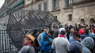 CNTE bloquea accesos a Palacio Nacional y paraliza mañanera de Claudia Sheinbaum