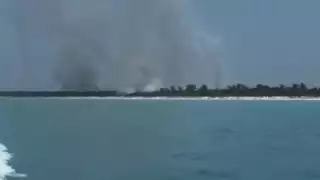 Incendio en la Ensenada Isla grande de Holbox 