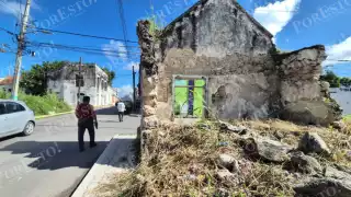 Basura, mosquitos y deterioro: Denuncian predios en ruinas en pleno centro de Champotón