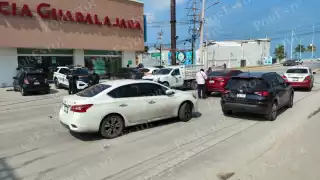 Choque por alcance en colonia de Ciudad del Carmen deja daños materiales y afecta la vialidad