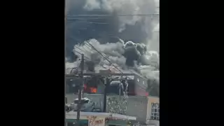 Incendio en fábrica de Ecatepec obliga a suspender el servicio del Mexicable y causa enorme columna de humo