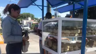 Osvaldo Ayala representa la tercera generación de vendedores de pan de levadura en Chetumal, tras más de 50 años de la llegada de su familia a la ciudad