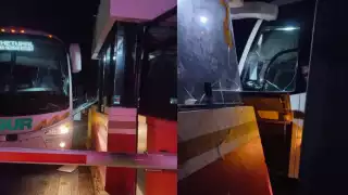 Autobús de El Sur choca contra caseta de cobro en Seybaplaya y causa retrasos