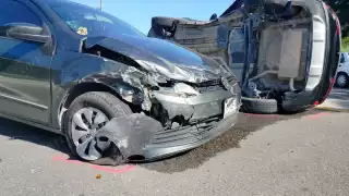 Maniobra equivocada deja volcadura de vehículo y lesionados en la avenida Costera de Campeche