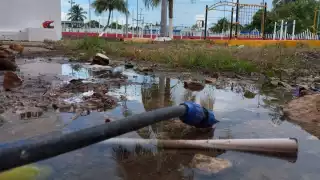 Acusan vecinos de la colonia Miraflores desatención a fuga de agua que tiene un mes. Señalas que las fugas constantes dejan sin suministro a las viviendas