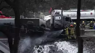 Chofer de pipa que explotó en Iztapalapa está grave y bajo custodia; investigan posible exceso de velocidad