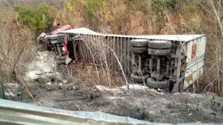 Vuelca tráiler cargado de alimento para pollo en Carmen, Campeche