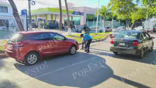 Mujer embarazada sale ilesa tras colisión entre taxi y auto en Ciudad del Carmen
