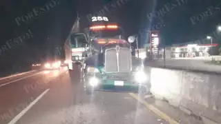 Camioneta de lujo choca contra tráiler en la Mérida–Campeche; se salvan de milagro