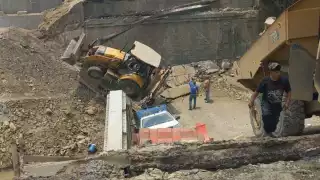Derrumbe de puente vehicular deja al menos 3 trabajadores lesionados en San Luis Potosí 