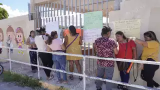 “No sin su maestra”: madres Campeche bloquean jardín de niños por cambio de docente