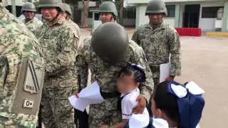 11 kínder de Campeche realizan ceremonia por día de la bandera; pequeños regalaron dibujos a soldados