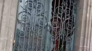 Profesores de la CNTE provocan daños en puerta exclusiva para uso de AMLO en Palacio Nacional: VIDEO