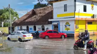 Las intensas lluvias causan inundaciones en múltiples cruceros del centro de Chetumal