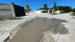 Vecinos de Champotón denuncian baches y lagunas peligrosas en cruce de la colonia Lázaro Cárdenas