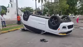 Transporte colectivo no respeta el alto y provoca que un automóvil termine boca abajo con dos personas policontundidas