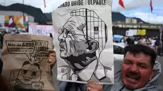 Condenan a Álvaro Uribe a 12 años de prisión domiciliaria por soborno y fraude procesal