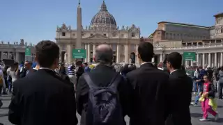 Tristeza en San Pedro: miles de fieles lloran la muerte del Papa Francisco en el Vaticano