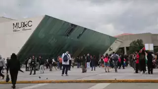 “Solo los fascistas lo han hecho en la historia”: la condena de la presidenta Sheinbaum por quema de libros en la UNAM