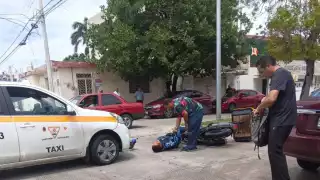 Se registra accidente vehicular entre un taxista y una motociclista en centro de Chetumal