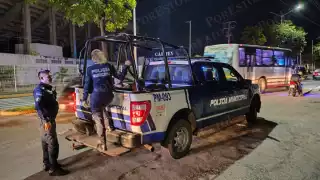 Riña a las afueras del Hospital General de Carmen deja dos detenidos y un choque