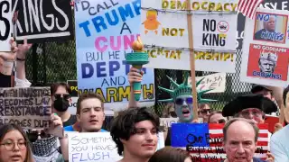 Miles protestan en Estados Unidos contra Trump en aniversario del Ejército: “No tenemos reyes”