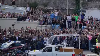 Más de 150 mil personas acompañan el cortejo fúnebre del Papa Francisco por las calles de Roma