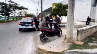 Accidente entre motocicleta y camioneta deja una mujer lesionada en Campeche