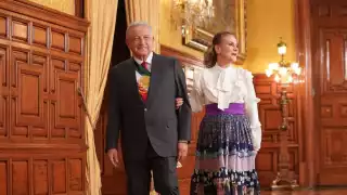 Beatriz Gutiérrez Muller posa junto al presidente AMLO para conmemorar al Archivo General de la Nación