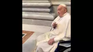 Papa Francisco reaparece sin oxígeno en San Pedro y saluda a peregrinos en Sábado Santo