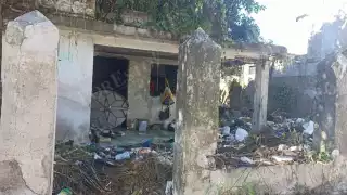 Vecinos de Champotón denuncian lote abandonado convertido en basurero y refugio de malhechores
