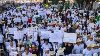 Miles marchan en Uruapan por la paz y justicia tras el asesinato del alcalde Carlos Manzo