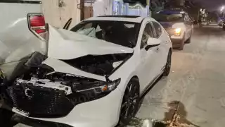 Ebrio conductor provoca carambola y destroza su Mazda en Ciudad del Carmen