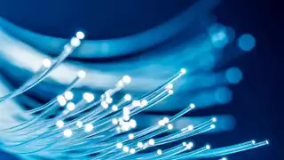 Científicos logran enviar mensajes cuánticos a 254 km usando fibra óptica comercial