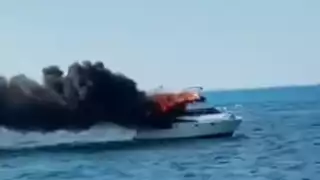 Embarcación sufre fuerte incendio en  su regreso hacia Cancún: VIDEO