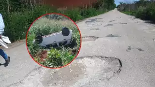 Por esquivar enormes baches, conductor termina volcado  en la  vía Hopelchén-Komchén 