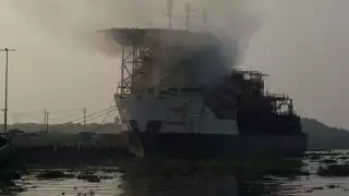 Incendio del buque “Blue Phoenix” en Veracruz moviliza a cuerpos de emergencia durante la madrugada