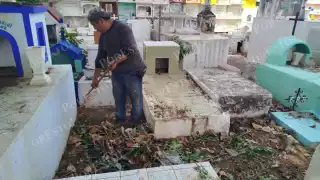 "Es una burla", Biby Rabelo simula limpiar panteón de Campeche