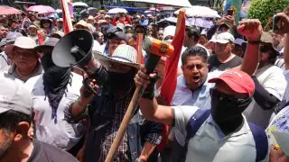Choque entre encapuchados y la CNTE aviva tensión frente a Segob durante tercera mesa de negociación