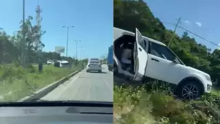 Camioneta esquiva conos y provoca choque en la carretera Tulum-Playa del Carmen