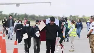 81 mexicanos detenidos en “Alcatraz de los Caimanes” reciben apoyo del consulado en Miami