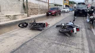 Conductor en Campeche provoca carambola entre motocicletas y huye del lugar; hay dos lesionados